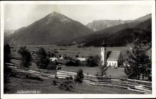 Ak Achenkirch am Achensee Tirol, Teilansicht vom Ort, Kirche