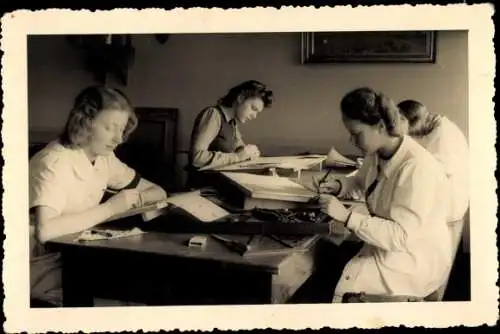 Foto Frauen an einem Schreibtisch