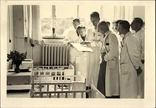 Foto Ak Mediziner in einem Krankenzimmer, Babybetten
