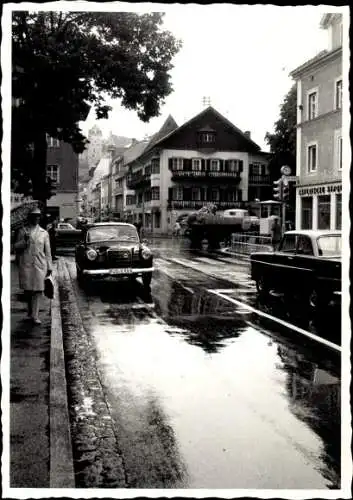 Foto Ak Füssen im Allgäu, Straßenpartie, Regen, Autos