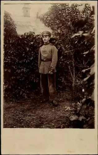 Foto Ak Deutscher Soldat in Uniform, Kaiserzeit, Garten