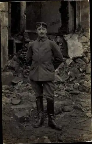 Foto Ak Deutscher Soldat in Uniform, Portrait, Kaiserzeit, Zerstörtes Gebäude