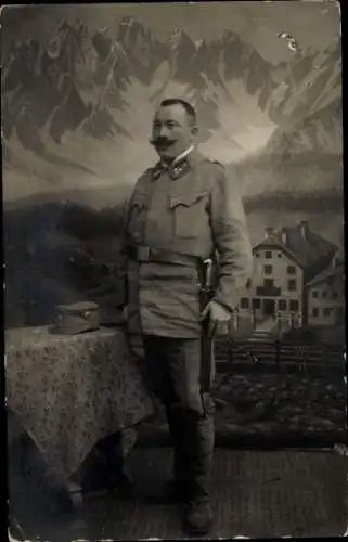 Foto Ak Deutscher Soldat in Uniform, Portrait, Kaiserzeit, Im Hintergrund Bergkette