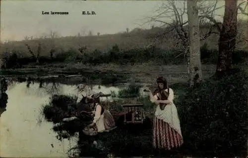 Ak Frauen waschen Kleidung am Fluss, Französische Tracht