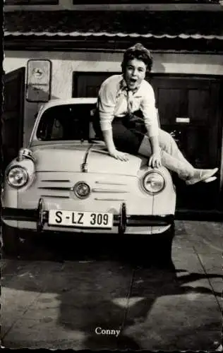 Ak Sängerin und Schauspielerin Conny Froboess, Portrait auf einem Automobil