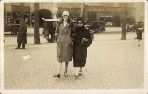 Foto Ak Zwei Frauen in Wintermänteln auf einer Straße