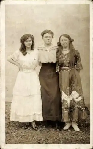 Foto Ak Drei junge Frauen, Portrait, besticktes Kleid