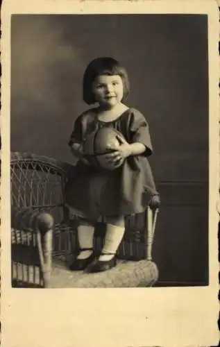 Foto Ak Mädchen mit einem Ball, Portrait