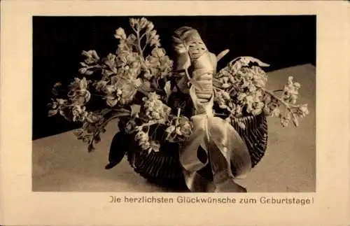 Ak Glückwunsch Geburtstag, Weidenkorb mit Blumen