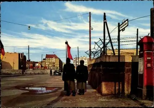 Ak Berlin Mitte, Checkpoint Charlie von der westlichen Sektorengrenze aus aufgenommen, Vopos