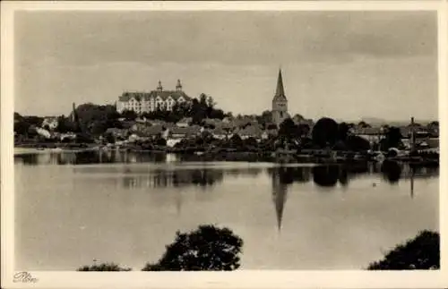 Ak Plön in Holstein, Blick übers Wasser zum Ort