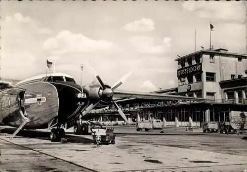 Ak Düsseldorf, Flughafen, Passagierflugzeug BEA auf dem Rollfeld