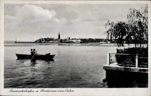 Ak Friedrichshafen am Bodensee, Blick auf Friedrichshafen über den Bodensee, Boot und Steg