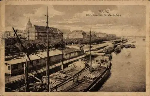 Ak Mainz am Rhein, Blick von der Straßenbrücke, Schiffe