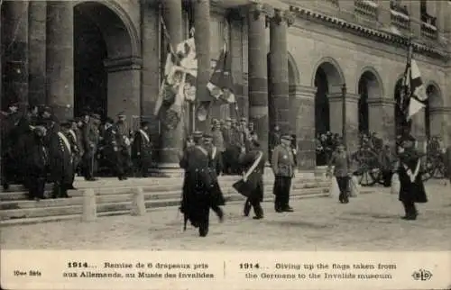Ak Paris VII, Les Invalides, Musee des invalides, 1914, Remise de 6 drapeaux pris aux Allemands