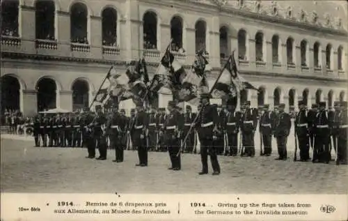 Ak Paris VII, Les Invalides, Musee des invalides, 1914, Remise de 6 drapeaux pris aux Allemands