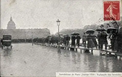 Ak Paris VII, Hochwasser, Januar 1910, Esplanade des Invalides, Stege