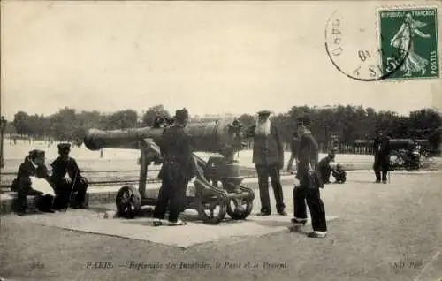 Ak Paris VII, L'Esplanade des Invalides, Kanone, Soldaten