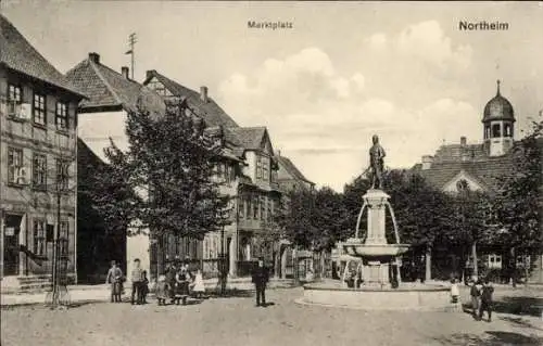 Ak Northeim in Niedersachsen, Marktplatz, Reichsbank, Otto von Northeim Brunnen