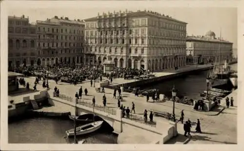 Ak Triest Trieste Friuli Venezia Giulia, Piazza del Porte Rosso, Canal Grande, Nuovo Ponte