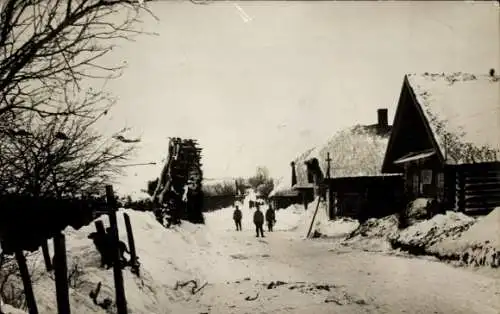 Foto Ak Wossiljano Kurland Lettland, Straßenpartie im Winter