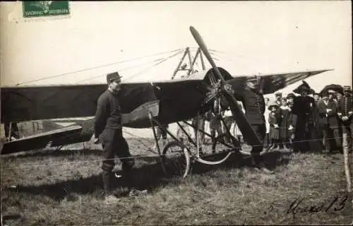 Ak Französisches Militärflugzeug, Französische Soldaten in Uniformen