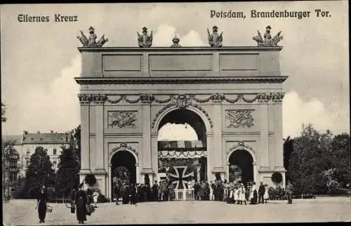 Ak Potsdam in Brandenburg, Brandenburger Tor, Eisernes Kreuz, Zum Besten der Kriegsfürsorge