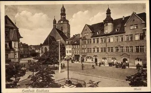 Ak Hettstedt im Harzvorland Sachsen Anhalt, Markt mit Kirche, Denkmal, Passanten