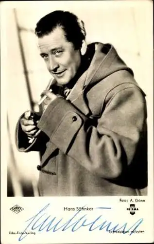 Ak Schauspieler Hans Söhnker, Portrait im Mantel, rauchend
