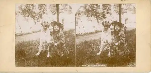 Stereo Foto Blonde und Brünette, Mädchen mit großem Hund