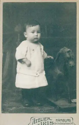 Kabinett Foto Hamburg, Kind mit Spielzeugpferd auf Rollen, Portrait