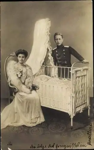 Ak Kronprinz Wilhelm von Preußen und Kronprinzessin Cecilie, Wiege von Prinz Wilhelm