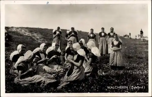 Ak Walcheren Zeeland, Frauen in Tracht