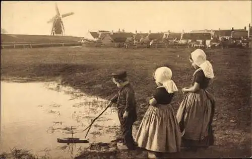 Ak Kinder in niederländischen Trachten, Een toekomstige schipper