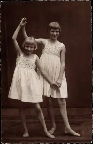 Foto Ak Zwei barfüßige Mädchen, tanzend, Portrait