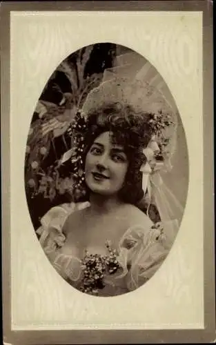 Passepartout Ak Portrait einer jungen Frau mit Hut