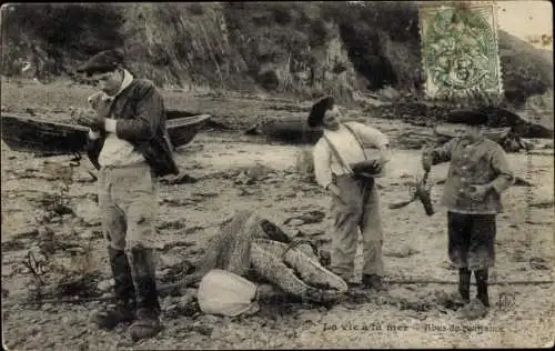 Ak Frankreich, Kinder und Mann in Trachten am Strand, Hummer