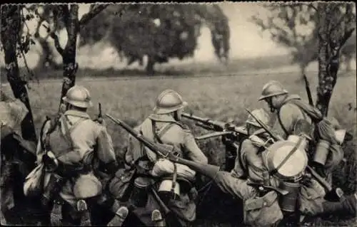 AK-Maschinengewehr in Batterie, französische Soldaten am Maschinengewehr