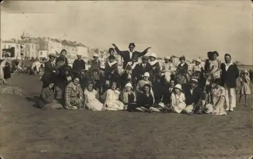 Foto Ak Les Sables-d'Olonne Vendée, Strand, Gruppenbild