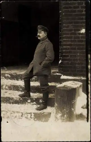 Foto Ak Kaliningrad Königsberg Ostpreußen, Soldat, Treppe, Schnee