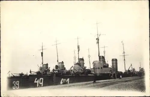Foto Deutsche Kriegsschiffe in einem Hafen, 39, 49, 41