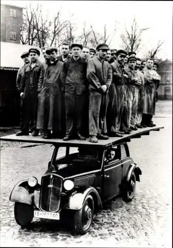Foto Auto, Demonstration der Belastbarkeit eines DKW Reichsklasse 1937 in Berlin-Spandau