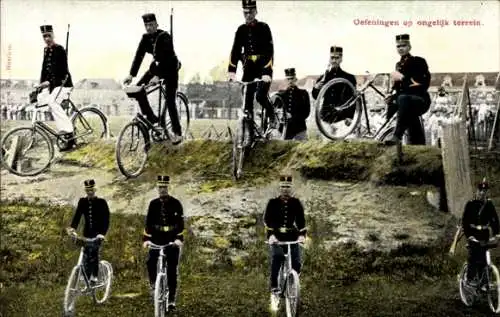 Ak Niederländische Soldaten in Uniformen, Übungen, Fahrräder