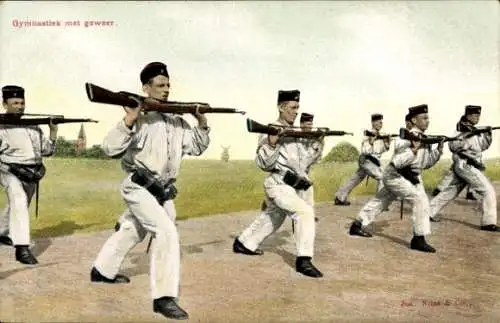 Ak Niederländische Soldaten in Uniformen, Übungen, Gewehr