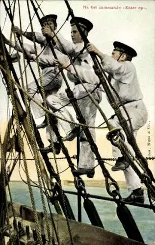 Ak Niederländische Marinesoldaten in Uniformen, Kriegsschiff, Übungen