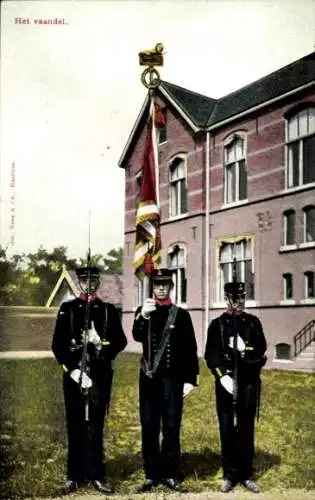 Ak Niederländische Soldaten in Uniformen, Wachsoldaten