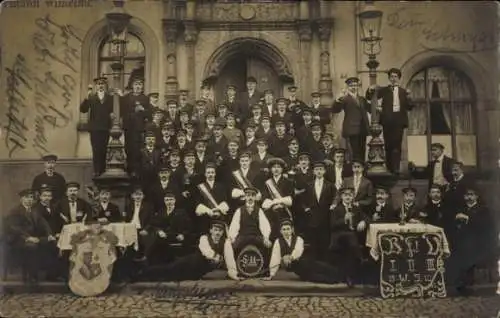Studentika Foto Ak Roßwein in Sachsen, Gruppenbild der Studenten, Bier, Wappen