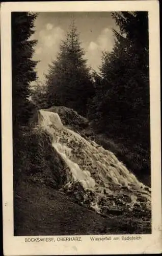 Ak Hahnenklee Bockswiese Goslar im Harz, Wasserfall am Badeteich
