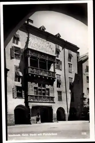 Ak Innsbruck in Tirol, Gold. Dachl mit Platzbrünnl