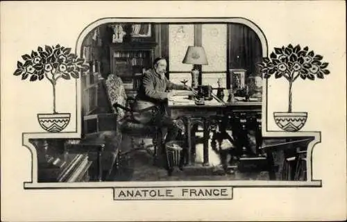 Ak Anatole France, Französischer Dichter, Portrait am Schreibtisch